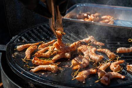 专业厨师在户外烧烤食物或餐饮图片