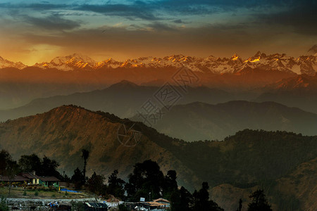 位于印度Uttarakhand的Gangotri冰川头顶图片