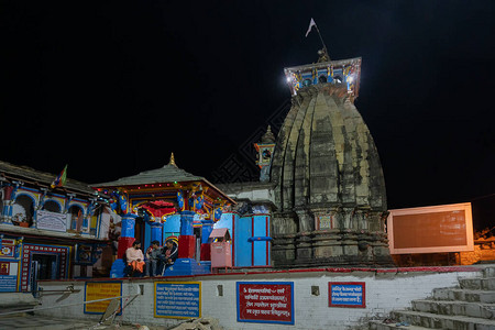 夜空下的神圣印度教寺庙Kedarnath勋爵的冬季法会和Omkareshwar勋爵的全年法会图片