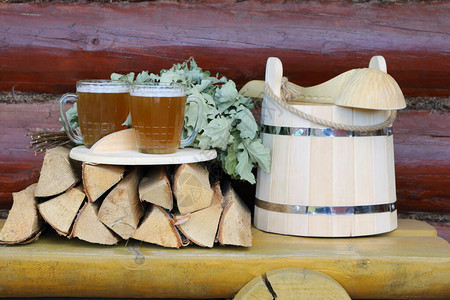 在木质烧柴堆上在木材露台的桑拿饰品中图片