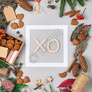 圣诞自然装饰姜饼干松果和树枝图片