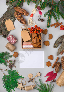 零浪费圣诞节概念灰色纸背景上的天然圣诞装饰一杯咖啡姜饼松果和树枝平躺图片