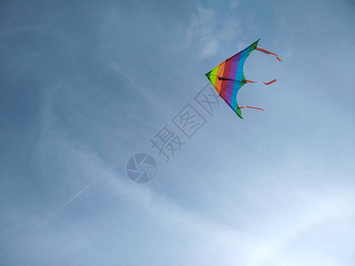 五颜六色的风筝在风中飞翔图片