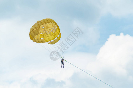 用黄色降落伞在云中滑翔伞图片