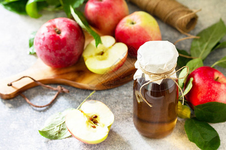 苹果醋健康的有机食品一瓶苹果醋放在浅色图片