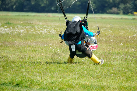 跳伞降落图片