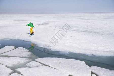 在冰冷和雪地风景中的图片