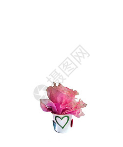 有纸玫瑰和白背景的心塑料杯背景图片