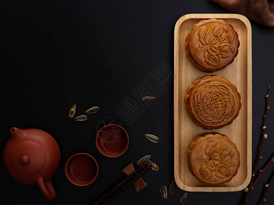 月饼代表我心中秋节餐桌布置与传统月饼茶具和复制空间的顶部视图月饼上的汉字用英文代表背景