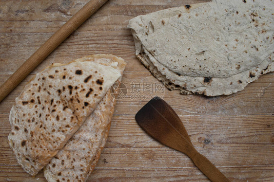 传统的土耳其村庄糕饼和木本底的乡村面包图片