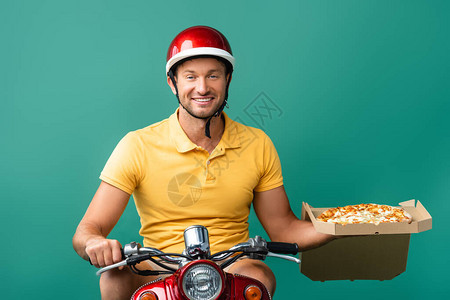 戴头盔的微笑送货员骑摩托车图片