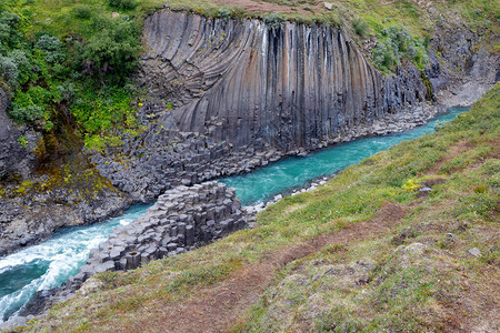 冰岛Jokuldalur谷的Studlagil峡谷Basalt柱和绿石冰川河的呼吸风景背景图片