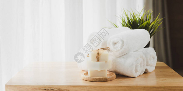 白色软薄毛巾和有机肥皂背景图片