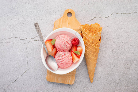 以混凝土背景为蓝莓冰淇淋在白碗布置中的口味SummerandSwe图片