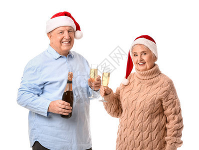 年长夫妇和香槟在白色背景上庆祝圣诞图片