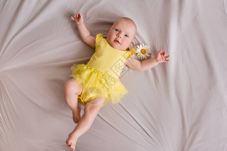 3个月身穿黄色裙子的女婴戴着躺图片