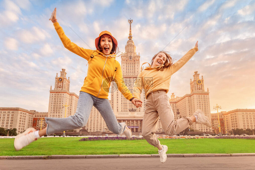 两位女朋友很高兴进入并通过了大学的入学考试他们在莫斯科大学楼图片
