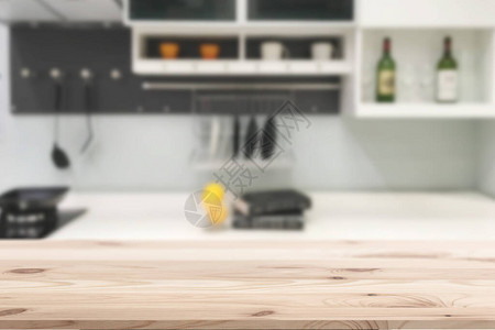 家用产品厨房背景的木制餐桌广图片
