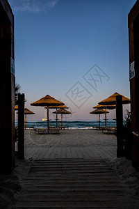 意大利撒丁岛维拉西米乌斯海滩俱乐部日落后美丽的黄昏和蓝色小时光图片