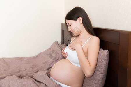 近距离接近有痛苦的乳房感觉的孕妇图片