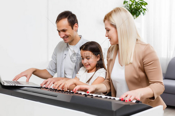 家人在家弹钢琴图片