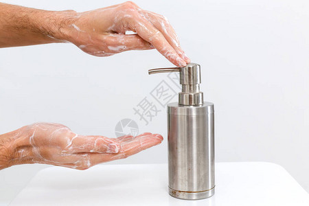 白色背景下洗手的特写图像图片