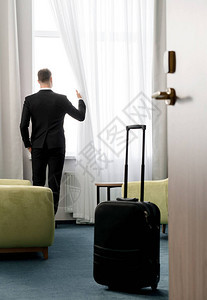 客商开窗帘的旅馆房间里有选择地集中处图片