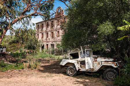 一辆被遗弃的车辆站在CorsicaArgentella旧银矿一栋图片