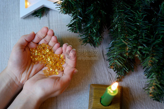 手中有用于免疫的维生素D和圣诞装饰品平躺复制空间圣诞节和新年医学和保健的概念医疗专图片