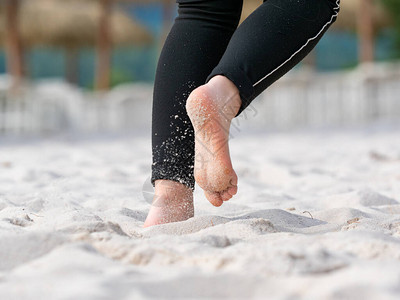 沙粒像海滩排球运动员一样飞来去在网图片