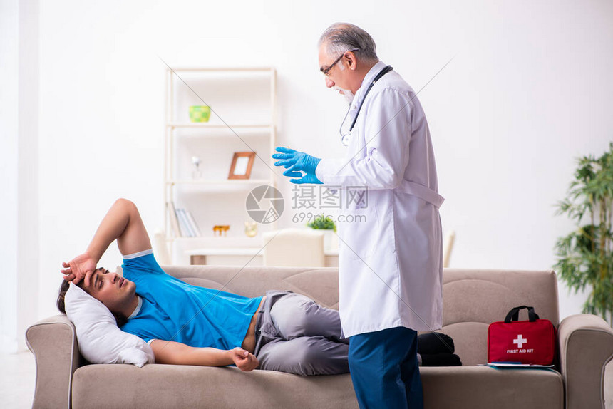 两位医生在家探望病人高清图片下载-正版图片506739331-摄图网