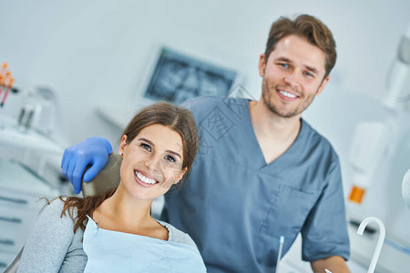 牙科诊所的男牙医和女图片