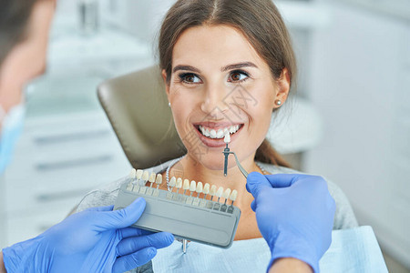 牙科男牙医和牙科诊所女医生图片
