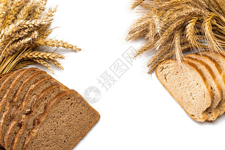 切面包新鲜的乡村传统面包与小麦谷物或穗状植物隔离在白色背景黑麦面包店有硬皮面包和面包屑生物成分图片