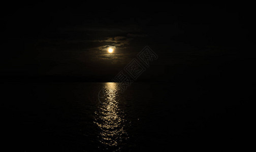 海下的大满月与光晚上在湖边海的夜景灵月球星座占星术灵感和冥想图片