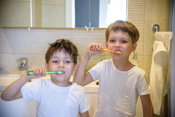 双胞胎孩子蹒跚学步的男孩兄弟姐妹在浴室厕所洗脸手刷牙用刷玩水图片