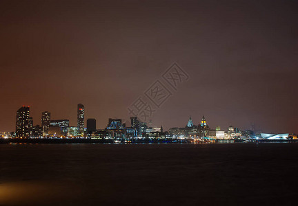 利物浦市的天际线在晚上图片