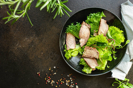 餐桌上的小牛肉切片仍维持着美味的鱼肉或白菜食物背景生动版面图片