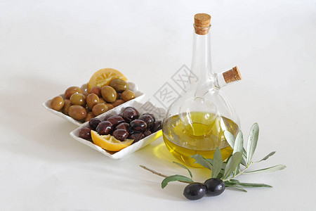 白色背景玻璃瓶中的橄榄油白色容器中的绿图片