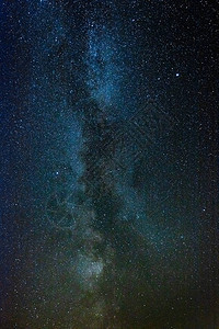 夜空喷发有奶味的天空和大量的恒图片