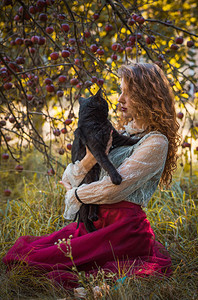 在花园里有黑猫的女人浪漫的哥特风格图片