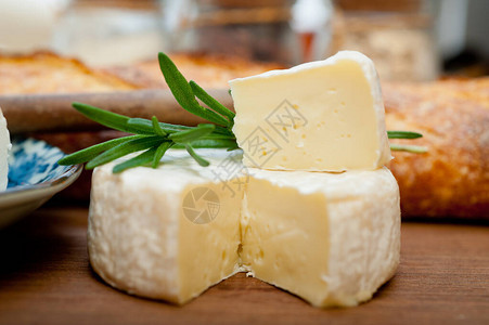 法国奶酪和法式长棍面包图片