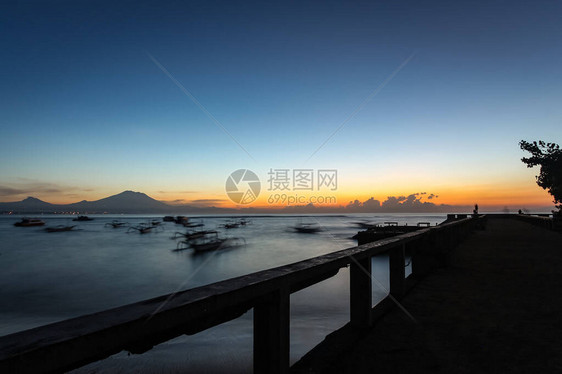 巴厘岛沙努尔信德胡海滩的日出图片