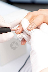 在美容院对女指甲施用蜜油指甲油的防图片