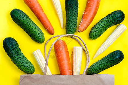 从杂货店运送天然有机生蔬菜的概念排毒平衡的健康食品从上到下的黄色纸袋中的蔬菜图片