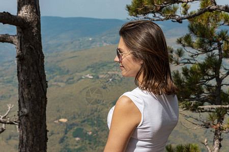 山上妇女登山者的观点图片