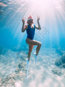 新年顶峰滑翔的快乐自由女神在蓝大洋下潜入海底圣图片