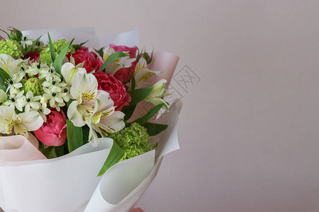 粉红绿色花束玫瑰白百合浅色背景的hydr图片