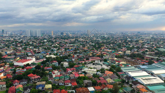 马尼拉市全景大城市的天梯和商务中心等空中观光图片