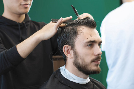 理发店男客户理发的男理发师图片
